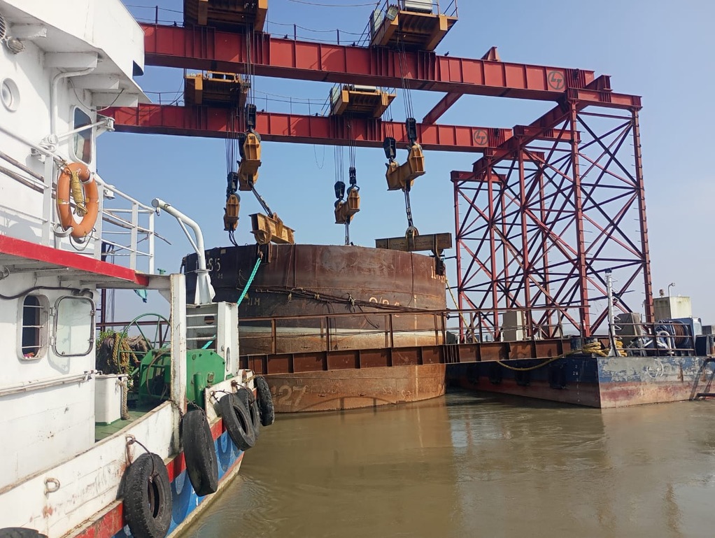 Marine construction equipment including floating cranes and construction vessels